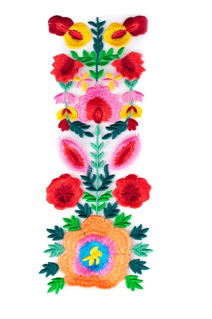 Haftowane wzory na tkaninie